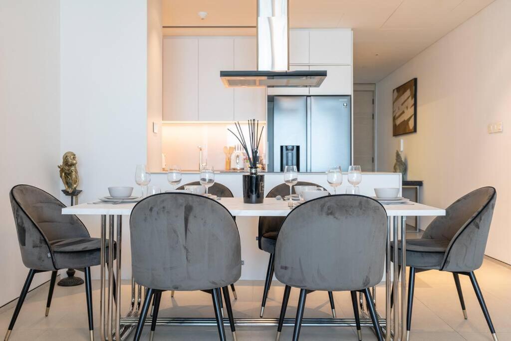 Suiteable Homes - Sensational 3 Bedroom With Mesmerizing Seaview