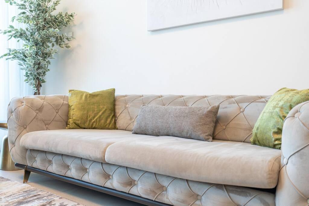 Suiteable Homes - Sensational 3 Bedroom With Mesmerizing Seaview Apartment Dubai