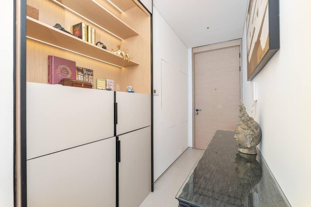 Suiteable Homes - Sensational 3 Bedroom With Mesmerizing Seaview Apartment