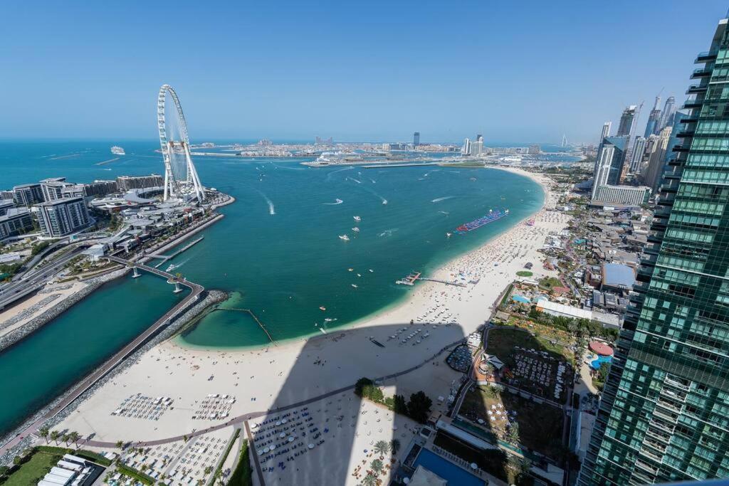 Suiteable Homes - Sensational 3 Bedroom With Mesmerizing Seaview Apartment